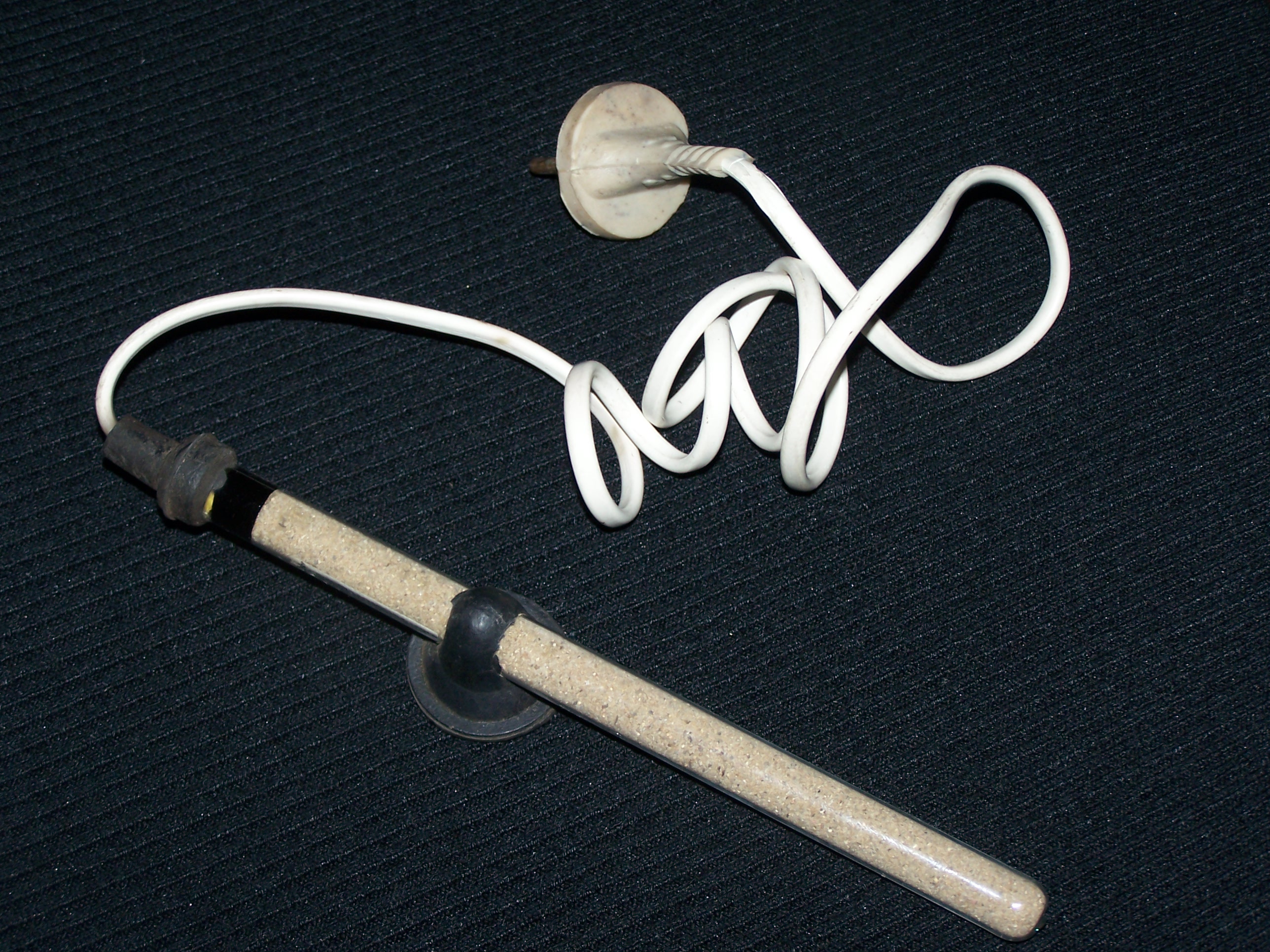 Basic submersible aquarium heater with suction cup mount